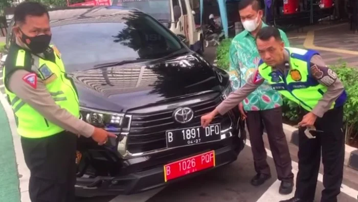 Alphard Pelat Palsu Diamankan di Bundaran HI, Sopir Kena Sanksi Tilang