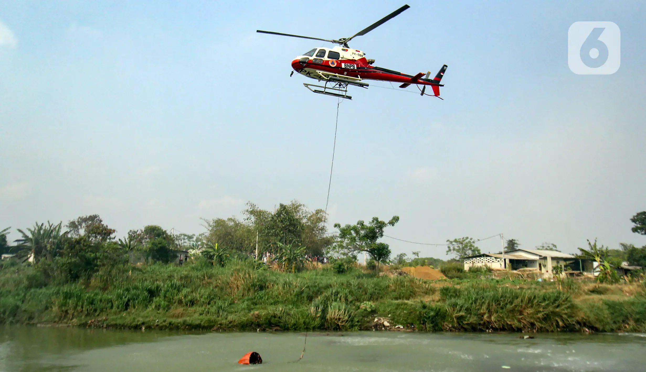 BNPB Perangi Kebakaran TPA Jatiwaringin dengan Water Bombing