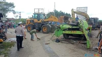 Evakuasi Truk Pengangkut Alat Berat yang Tabrakan di JPO Tendean