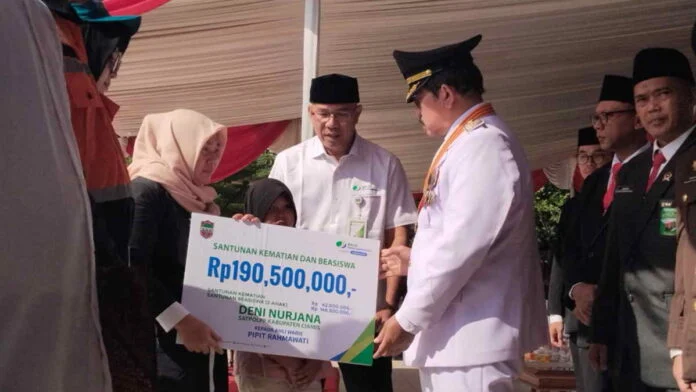 HUT Kemnaker ke-79: Dewas BPJS Ketenagakerjaan Serahkan Buku Transformasi
