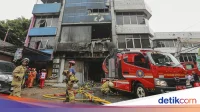 Kebakaran TPA Jatiwaringin: Kelalaian Manusia di Balik Bencana Kebakaran TPA Jatiwaringin: Kelalaian Manusia di Balik Bencana