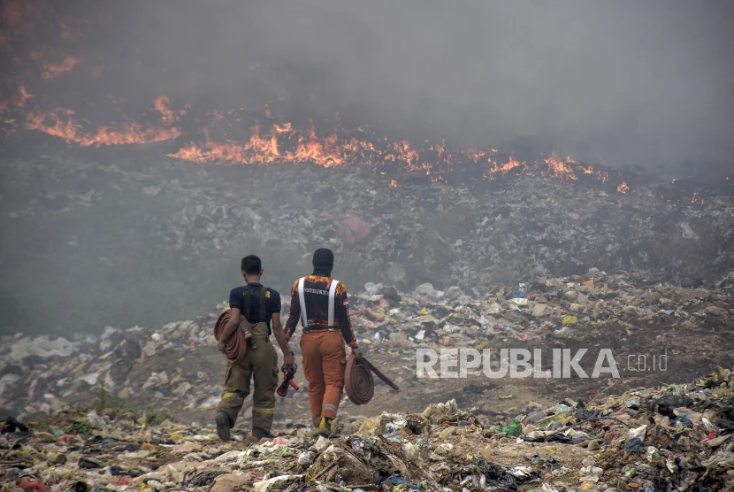 Kebakaran TPA Jatiwaringin: Ratusan Petugas Berjuang Memadamkan Api