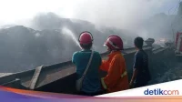 Kebakaran TPA Jatiwaringin: Upaya Pemadaman dengan Metode Suntik Gunungan Sampah