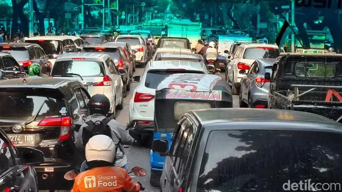 Kemacetan Parah di Jalan Kapten Tendean Imbas Pembongkaran JPO