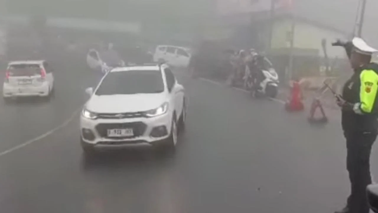 Libur Sekolah Memadati Jalur Puncak-Cianjur, Polisi Terapkan Sistem One Way