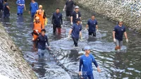 Lomba Menangkap Ikan Sapu-Sapu di KBT, Jakarta Timur