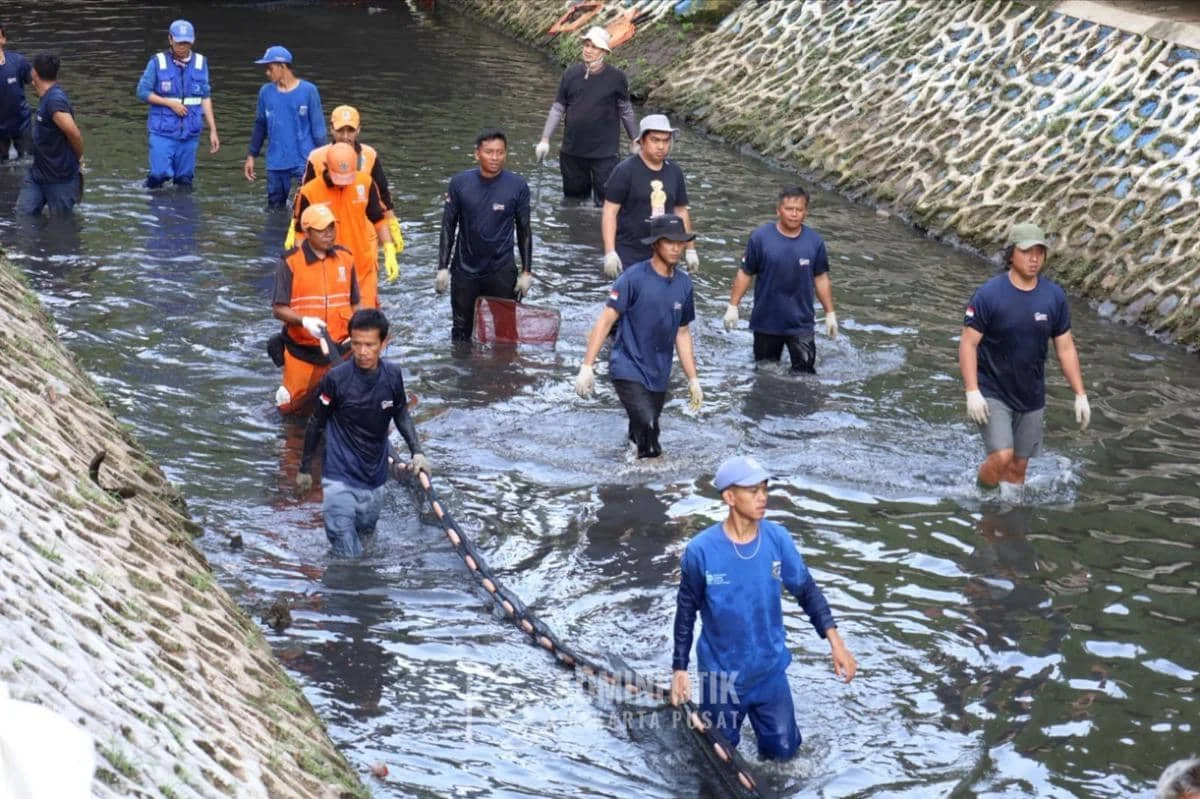 Lomba Menangkap Ikan Sapu-Sapu di KBT, Jakarta Timur