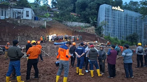 Longsor Tembok Penahan Tebing di Jatinangor, 1 Pekerja Meninggal