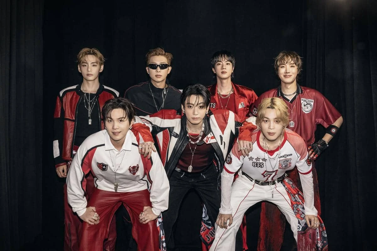 Makna di Balik Outfit Merah BTS di Final Piala Dunia 2026