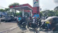 Migrasi Konsumen ke BBM Subsidi: Fenomena yang Membuat SPBU Antre Panjang Migrasi Konsumen ke BBM Subsidi: Fenomena yang Membuat SPBU Antre Panjang