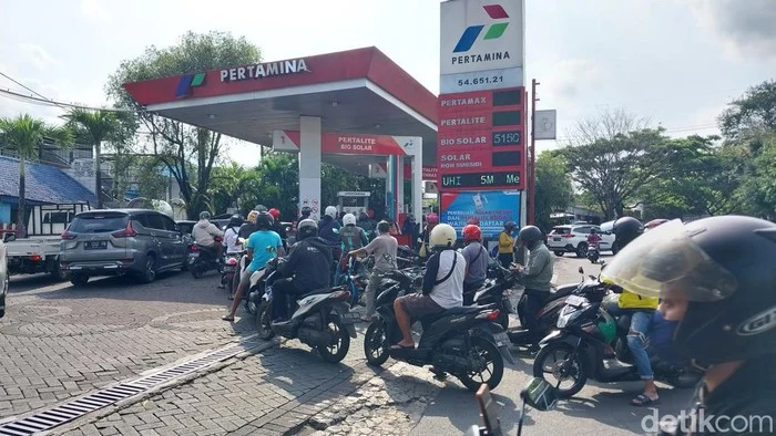 Migrasi Konsumen ke BBM Subsidi: Fenomena yang Membuat SPBU Antre Panjang