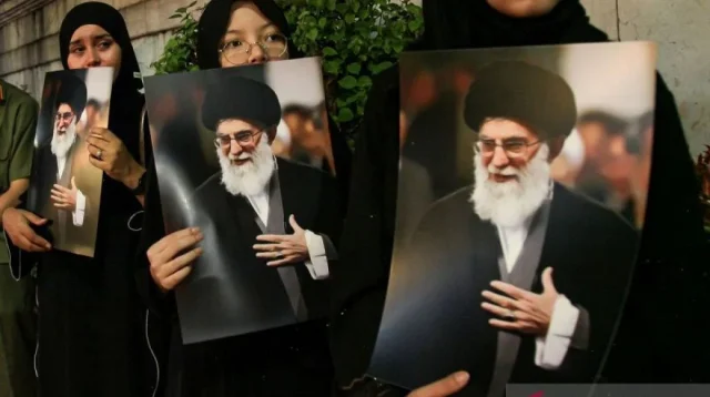 Pemakaman Ayatollah Ali Khamenei: Ribuan Orang Berkumpul di Teheran