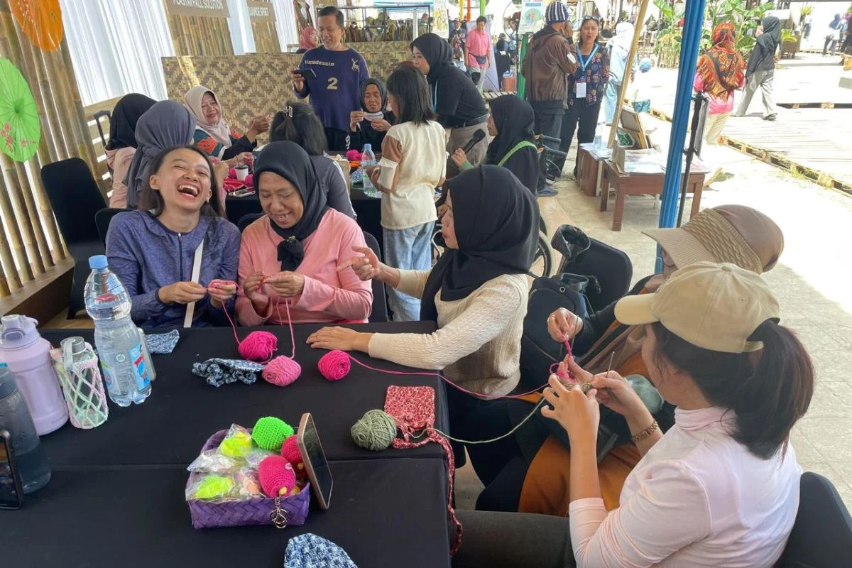 Pertamina Berdayakan Difabel di Kampung Rajut Bandung