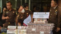 Polisi Pamer Barang Bukti Emas dan Uang Ratusan Miliar dalam Kasus Korupsi Besar Polisi Pamer Barang Bukti Emas dan Uang Ratusan Miliar dalam Kasus Korupsi Besar