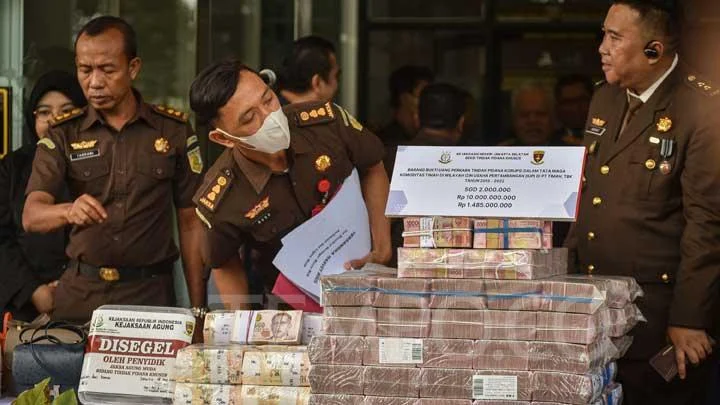 Polisi Pamer Barang Bukti Emas dan Uang Ratusan Miliar dalam Kasus Korupsi Besar