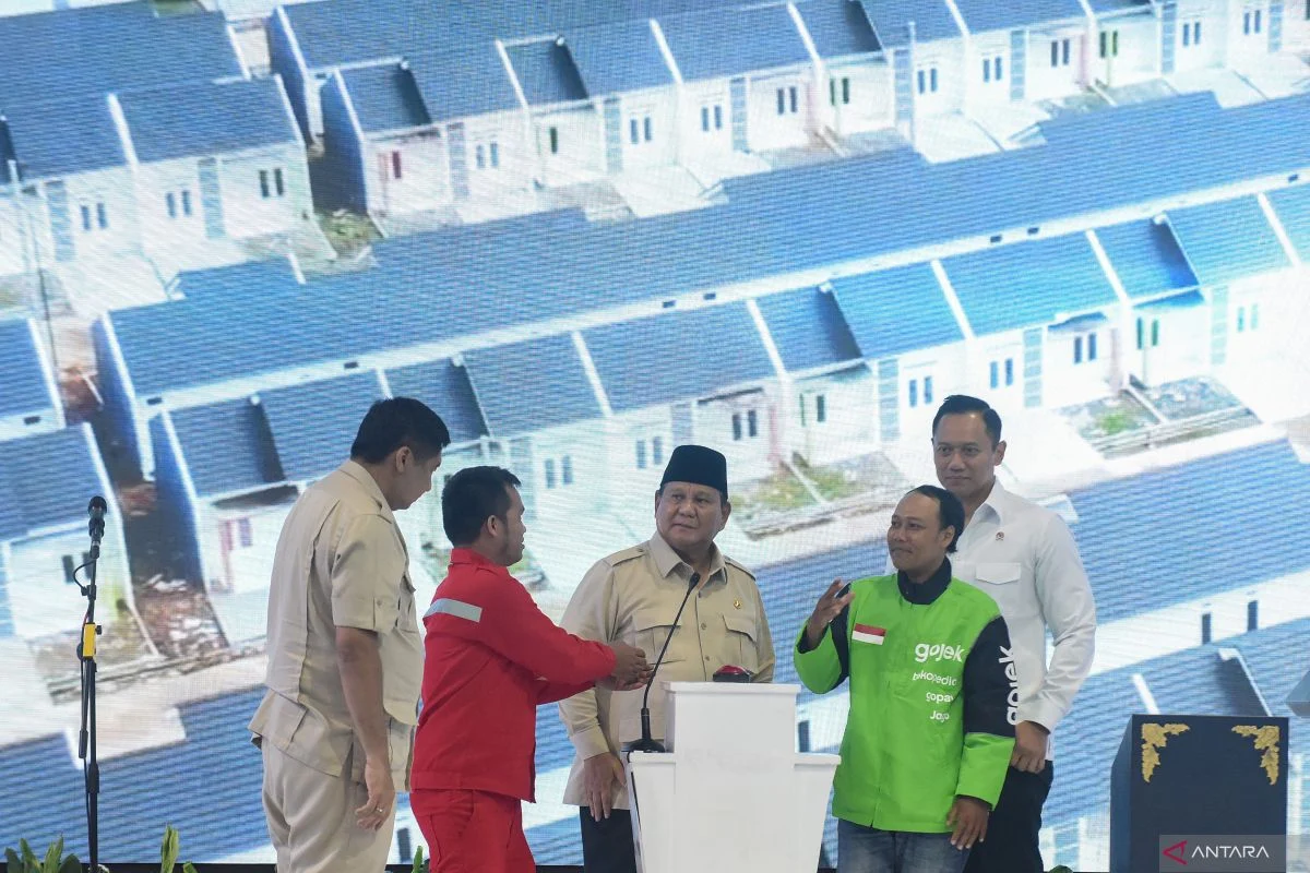 Prabowo Hadiri Akad Massal KPR FLPP di Batang untuk Program Tiga Juta Rumah