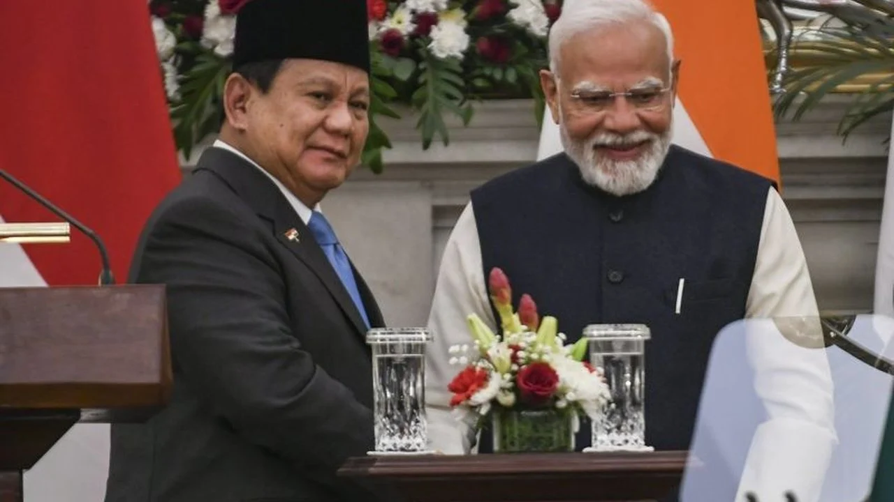 Prabowo Subianto Mengantar PM Modi Pulang ke India