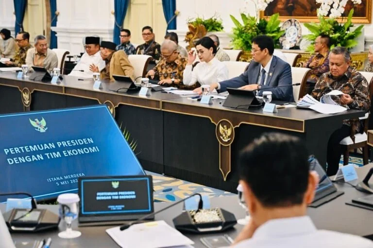Prabowo Subianto Menggelar Rapat Terbatas dengan KSSK, Bos Danantara Diundang