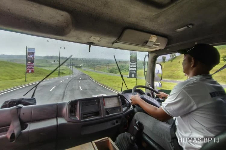 Sopir Truk Wajib Cek Tinggi Kendaraan Sebelum Melintas JPO