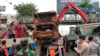 Truk Alat Berat Nyangkut di JPO Tendean Selama 11 Jam Truk Alat Berat Nyangkut di JPO Tendean Selama 11 Jam