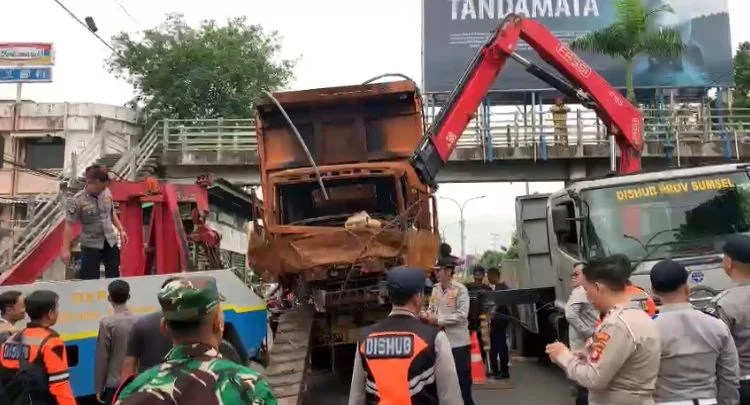Truk Alat Berat Nyangkut di JPO Tendean Selama 11 Jam