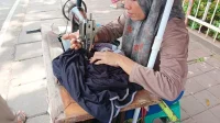 Tukang Jahit Keliling di Jakarta Selatan, Bertahan di Tengah Gempuran Fast Fashion