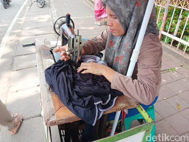 Tukang Jahit Keliling di Jakarta Selatan, Bertahan di Tengah Gempuran Fast Fashion