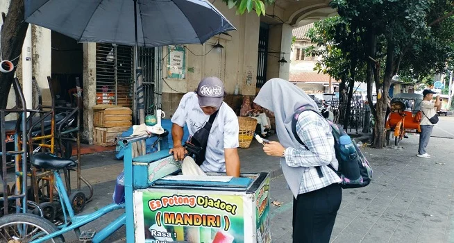 Juanda, Penjual Es Potong Jadul yang Tetap Eksis di Tengah Gempuran Es Krim Modern