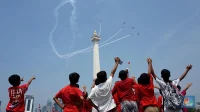 Masyarakat Antusias Saksikan Atraksi Jet Tempur di Monas saat HUT RI