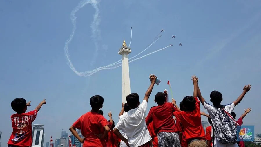 Masyarakat Antusias Saksikan Atraksi Jet Tempur di Monas saat HUT RI