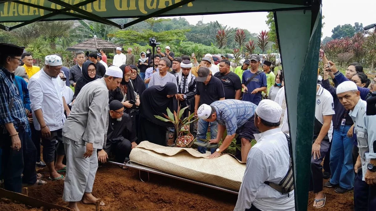 Mengenang Diding Boneng: Pemakaman yang Penuh Tangis dan Kenangan