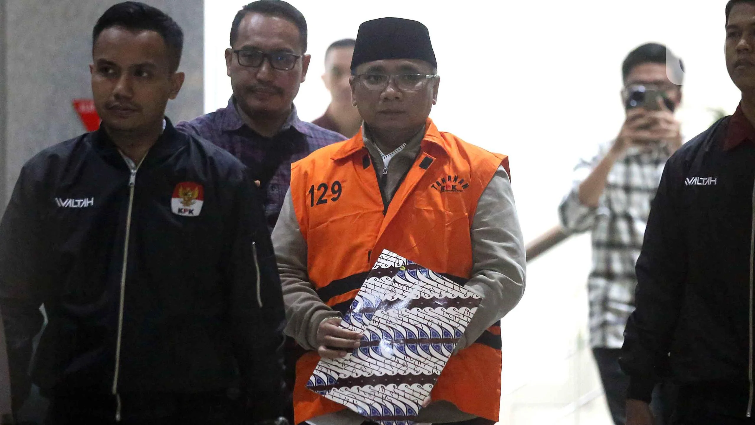 Skandal Keuangan Eks Menag Yaqut: Pengaruhi Pansus Haji dengan Rp17,8 Miliar?
